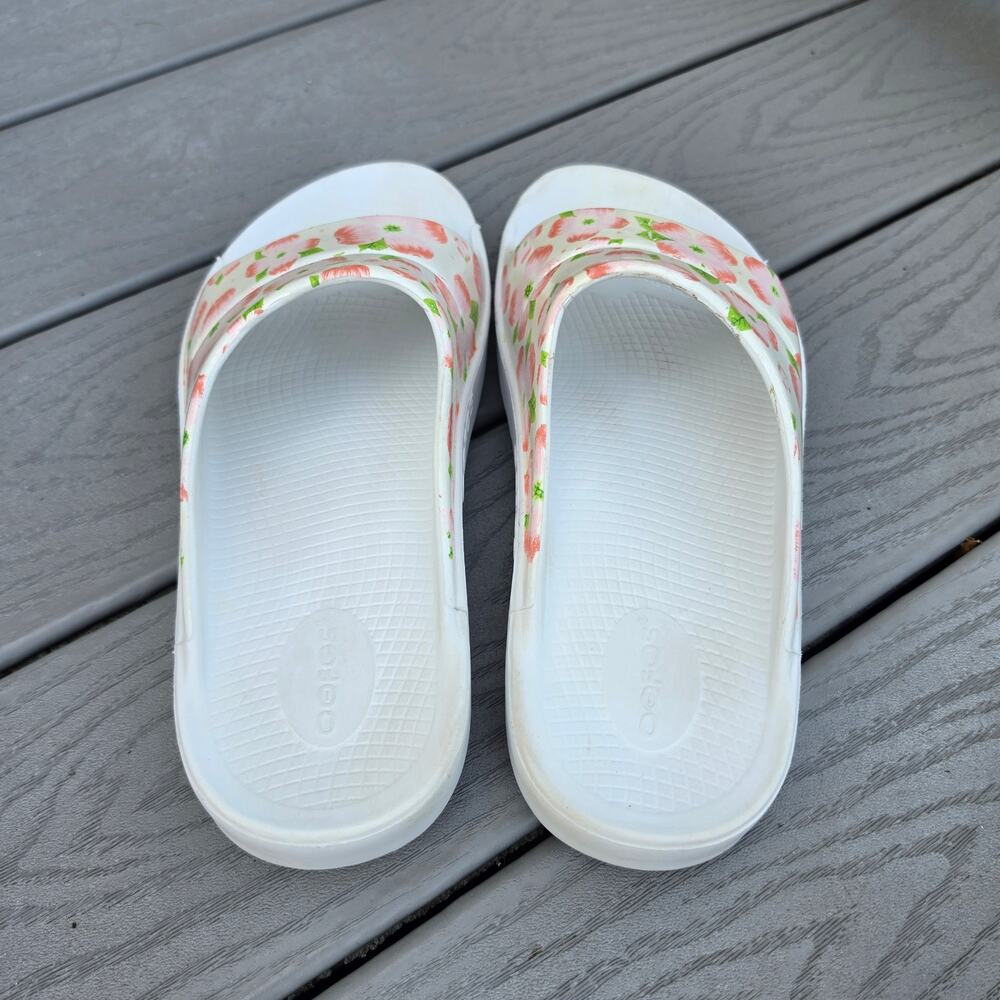 Oofos Women's recovery sandals cherry blossom pattern, Size 11 - Picture 4 of 6